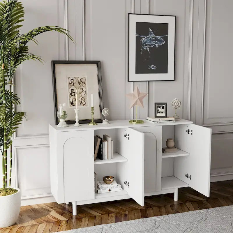 Armario de almacenamiento de 4 puertas con diseño intaglio y patas de pino