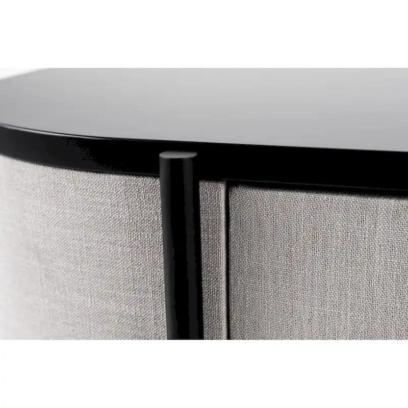 Aparador moderno de tela beige con detalles de metal negro