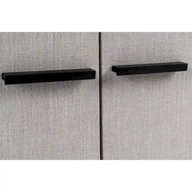 Aparador moderno de tela beige con detalles de metal negro