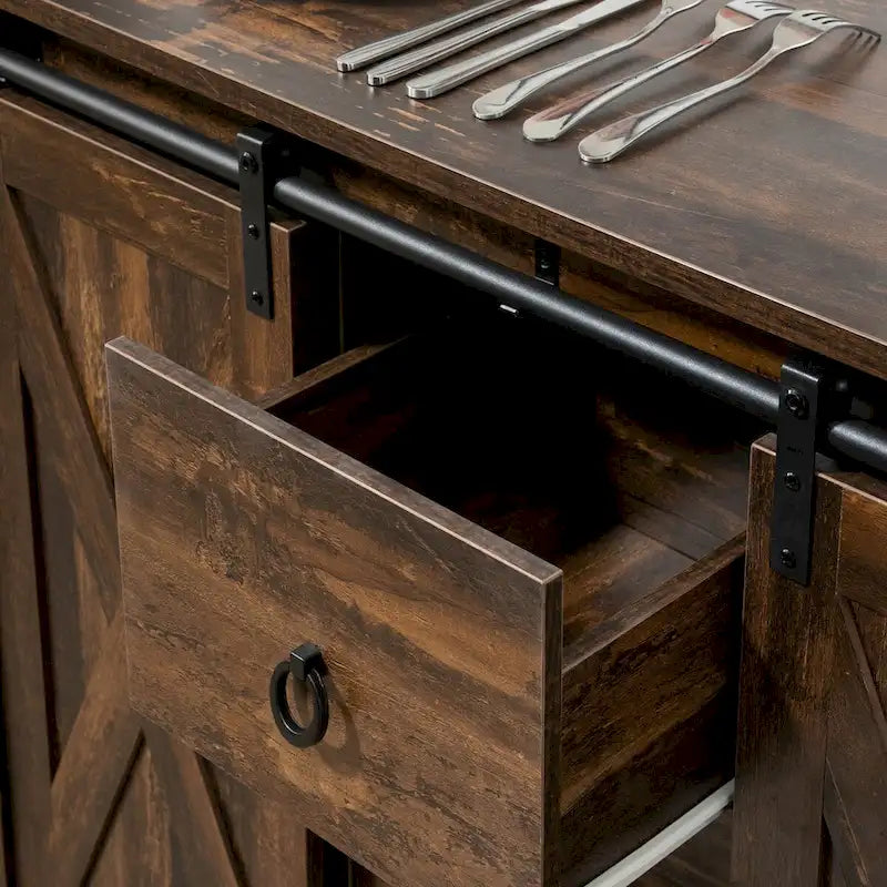 Aparador de estilo industrial y rústico, mueble auxiliar de cocina con puertas corredizas estilo granero, tres cajones y estantes ajustables